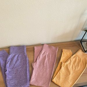 3 FOR $25 SEAMLESS LEGGINGS